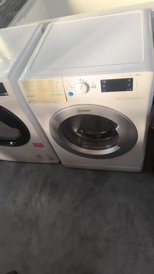 LAVATRICE INDESIT 9 KG CENBTRIFUGA 1200 GIRI segni di usura parte frontale