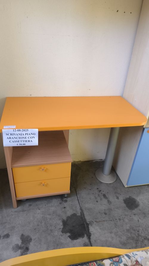 SCRIVANIA PUANOI ARANCIONE CON CASSETTIERA