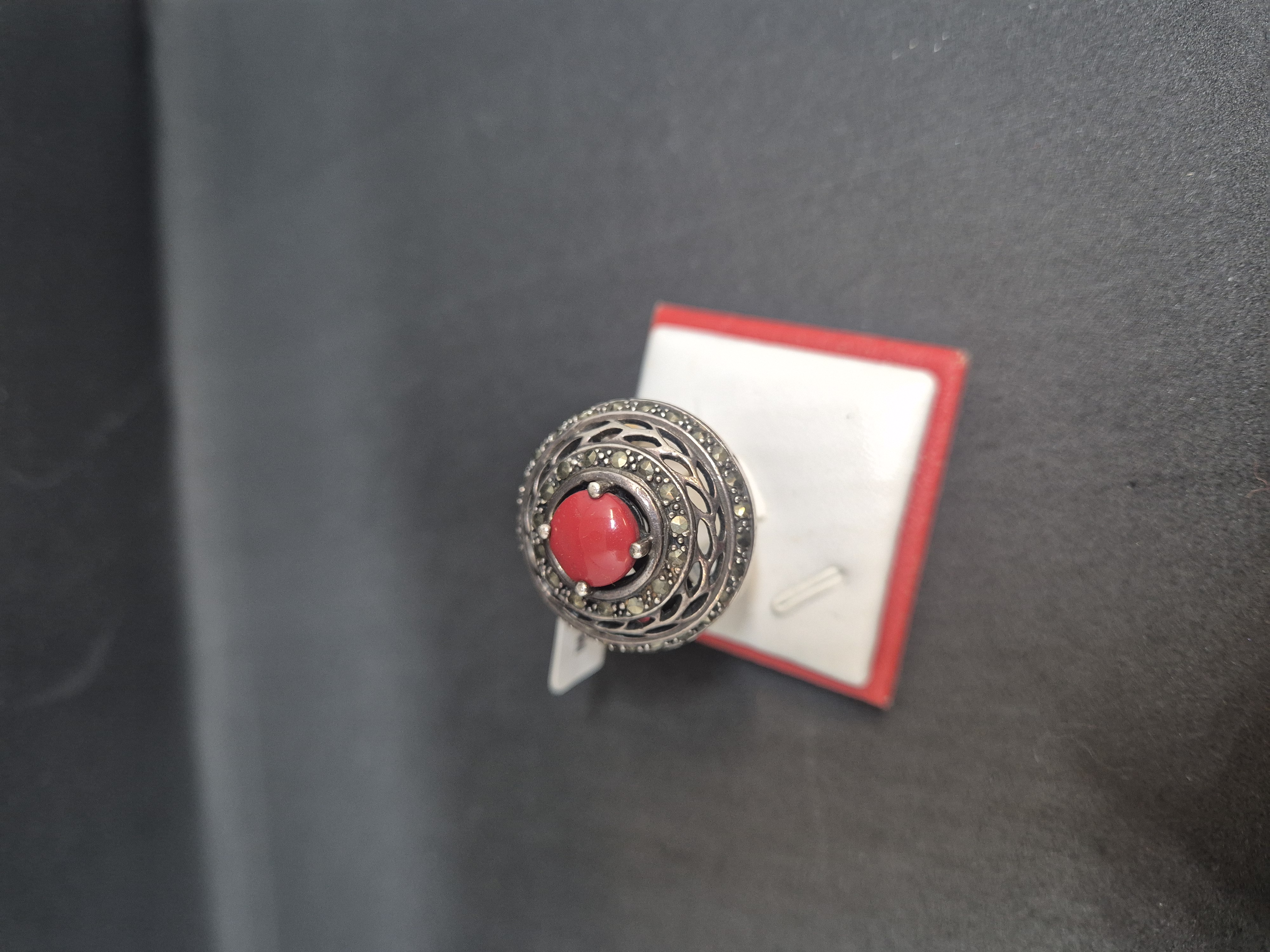 anello con piet rosse