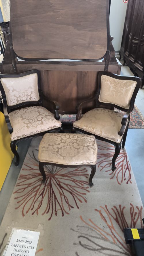  Copie di poltroncine con appoggiapiedi un tessuto dorato ricamato