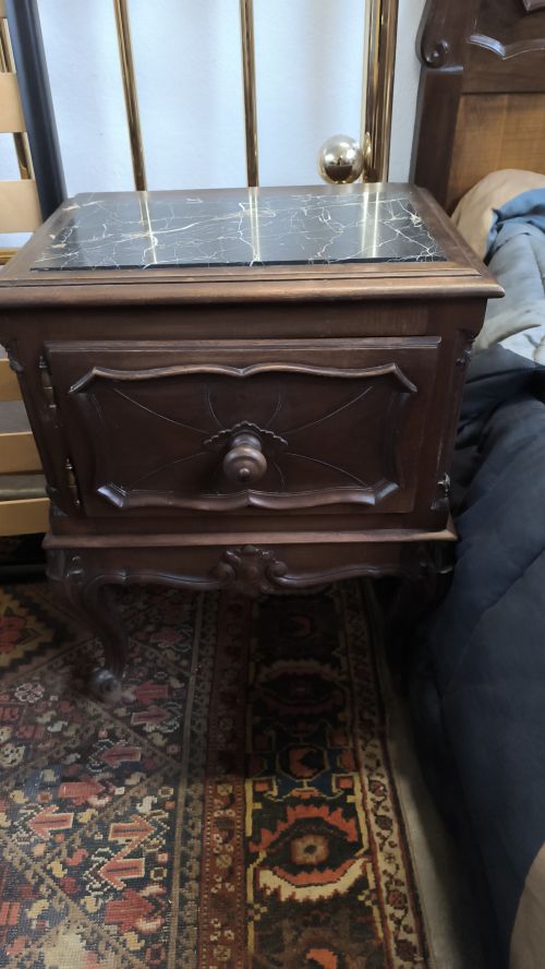  Coppia di comodini barocco piemontese con marmo nero venato