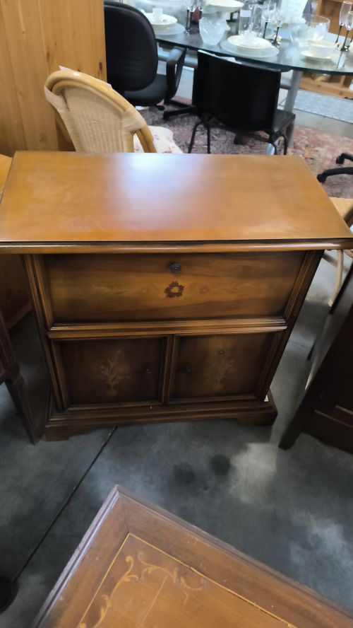  Piccola credenza due ante con ribaltina