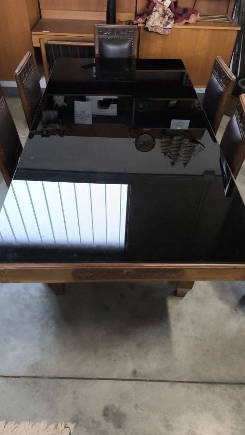  Tavolo anni 50.con dis intagliati a mano e piano in vetro 