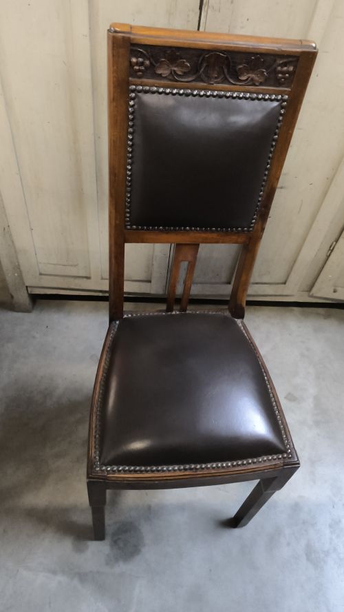  Sei sedie sedute in pelle con disegni intagliati a mano