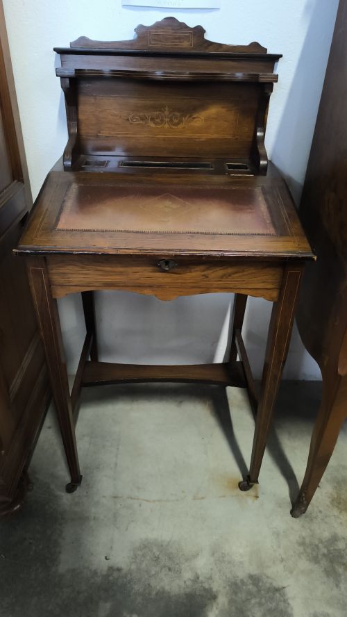 Antico scrittoio inglese intarsiato in legno di palissandro per bambini o per signore