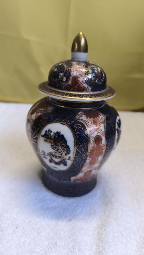  Piccolo vaso orientale con coperchio