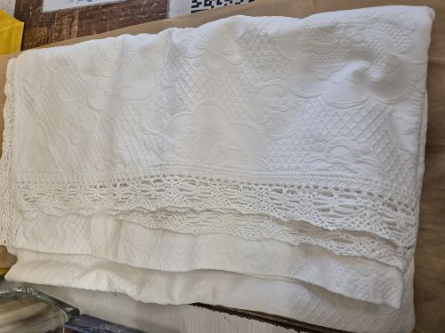  Copriletto bianco Piquet il bordo ricamato