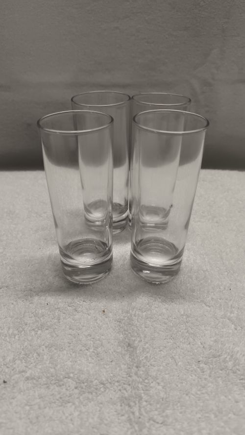  Quattro bicchieri alti in vetro