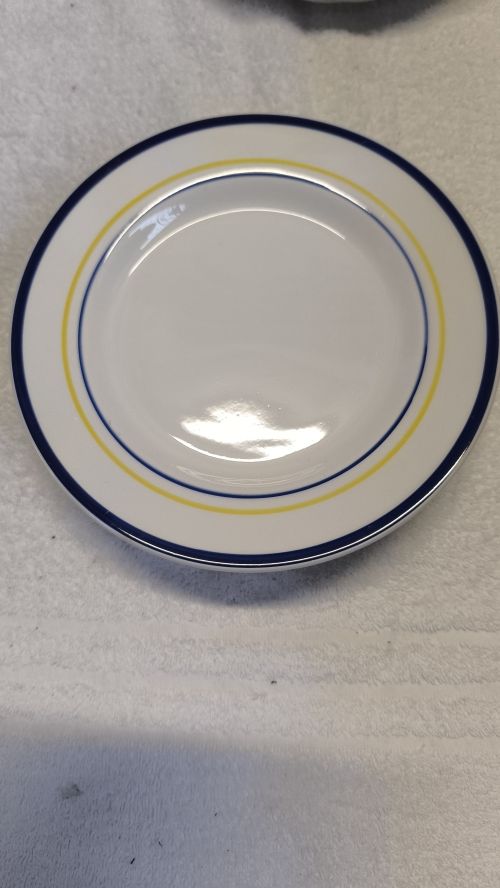  Quattro piatti con bordo blu e giallo