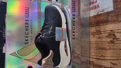  Scarpe nere dorate Skech