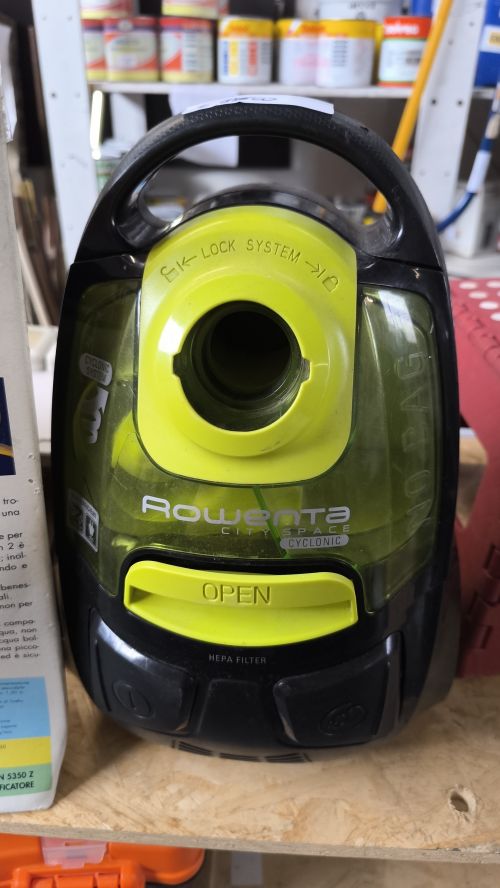 ASPIRAPOLVERE VERDE E NERA ROWENTA
