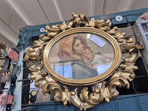  Cornice ovale in legno intagliata con madonna