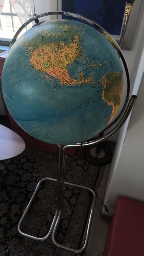 Mappamondo illuminato con piedistallo anni 80 edizione rico-scope Mondadori edizione limitata
