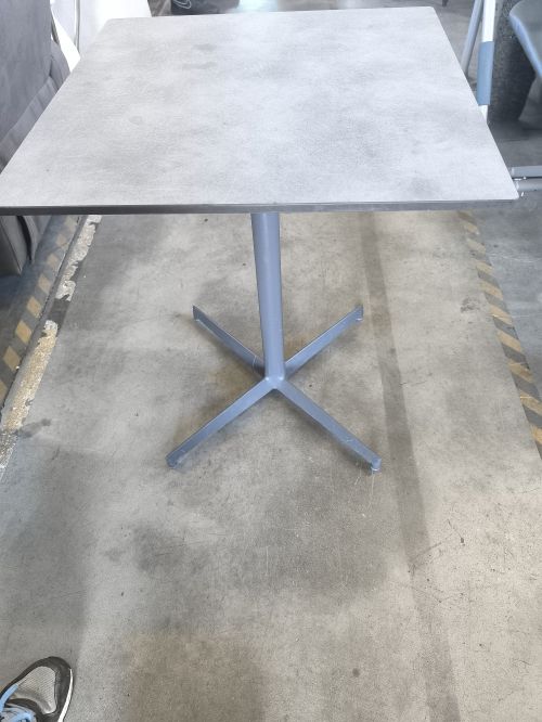 Tavolino quadrato grigio