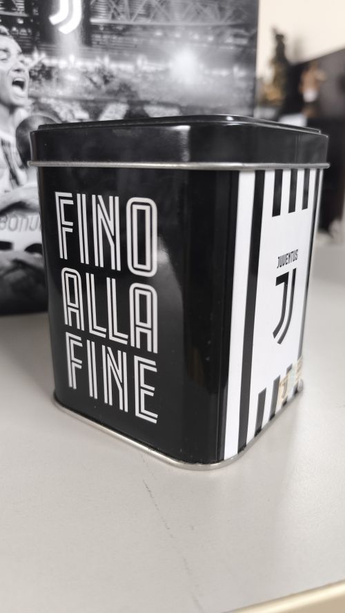 JUVENTUS PICCOLA SCATOLA IN LATTA