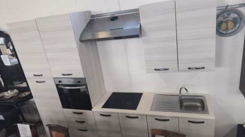Cucina lineare grigia completa di forno piano cottura frigorifero Kappa lavandino una vasca misure piano cucina 180 cm colonna frigo 60 cm con una forno 60 cm