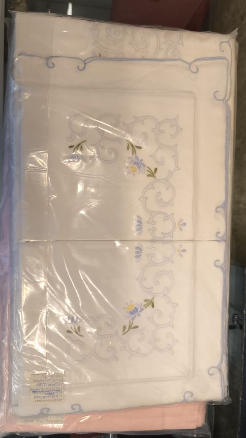 Lenzuolo sopra con due federe bianco con ricami blu