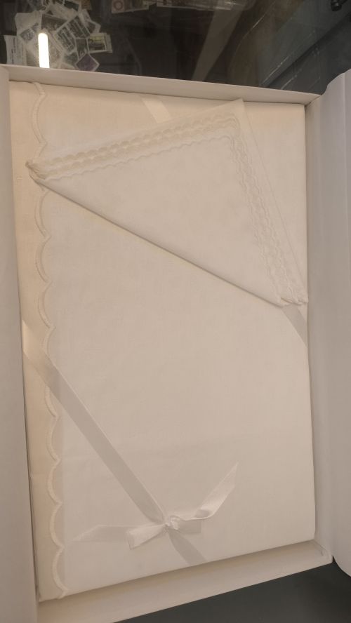 Tovaglia con dodici tovaglioli color bianco 180 * 270