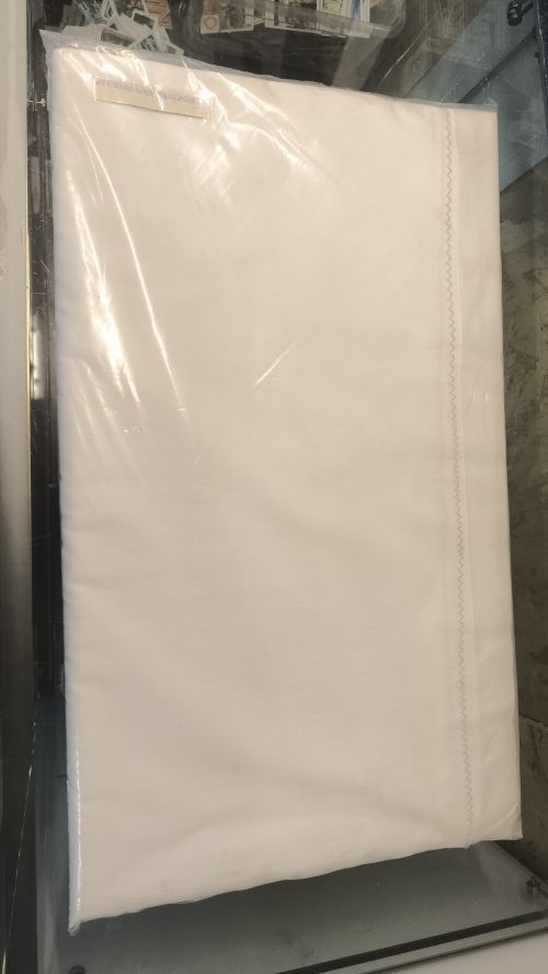 Il suolo bianco con ricami nel bordo