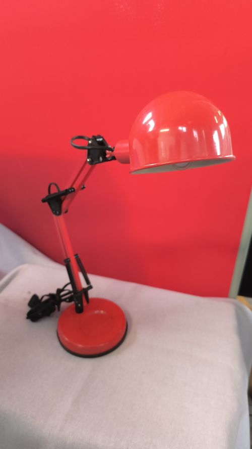 Lampada da tavolo orientabile rossa