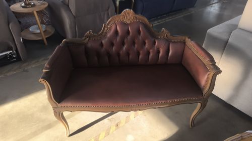 DIVANETTO STILE CHESTERFIELD