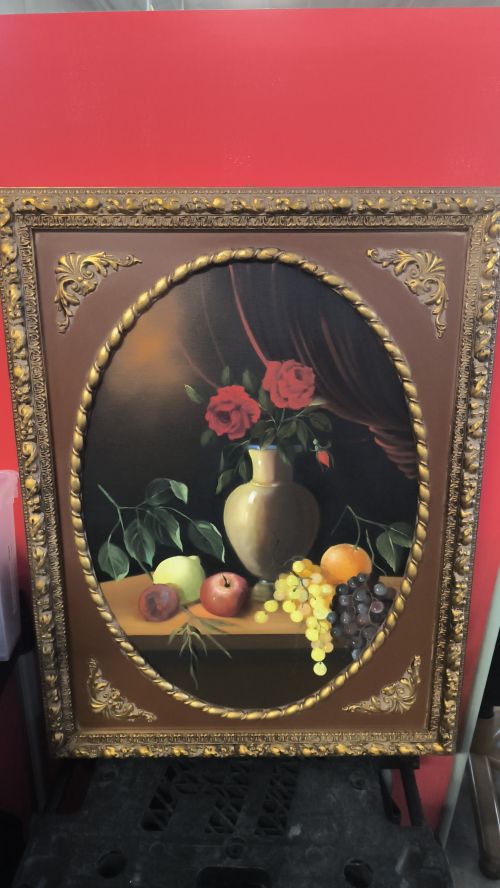 Dipinto olio frutta su cornice dorata con bordo decorato bassorilievo