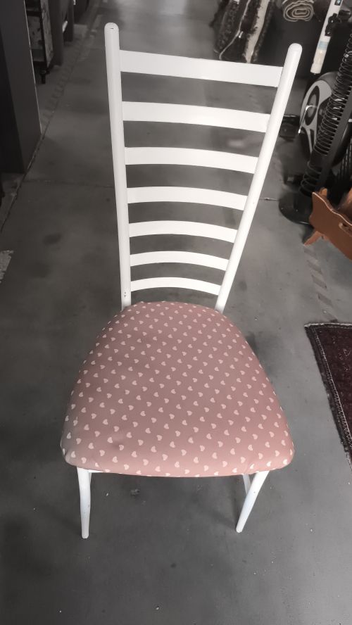 Sedia bianca in metallo seduta stoffa cuoricino