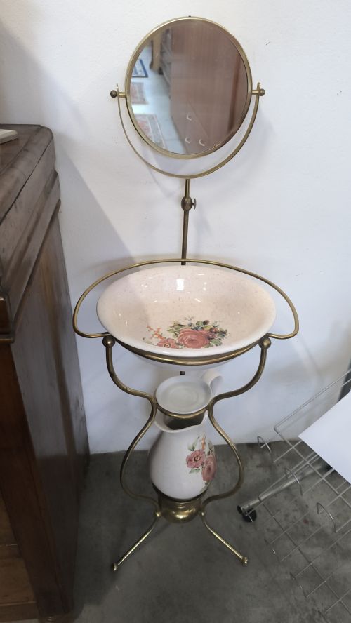 Toilette in ottone con brocca ciotola e specchio