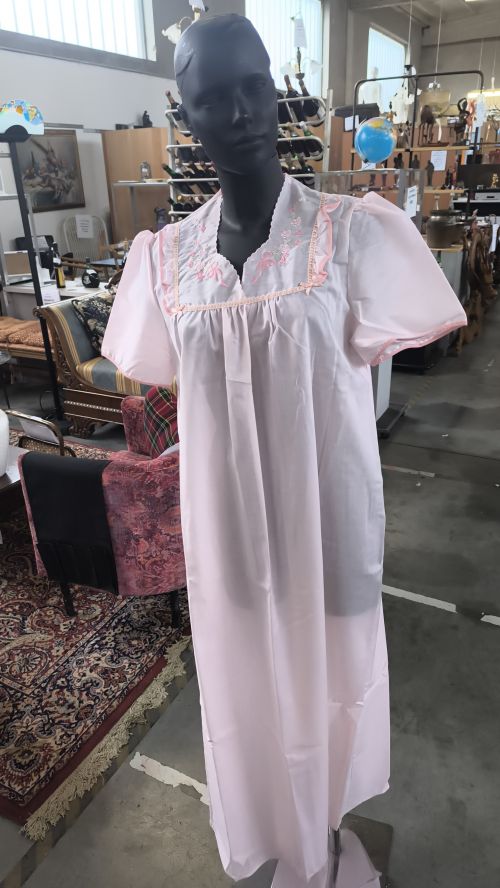 Vestaglia rosa con ricamo