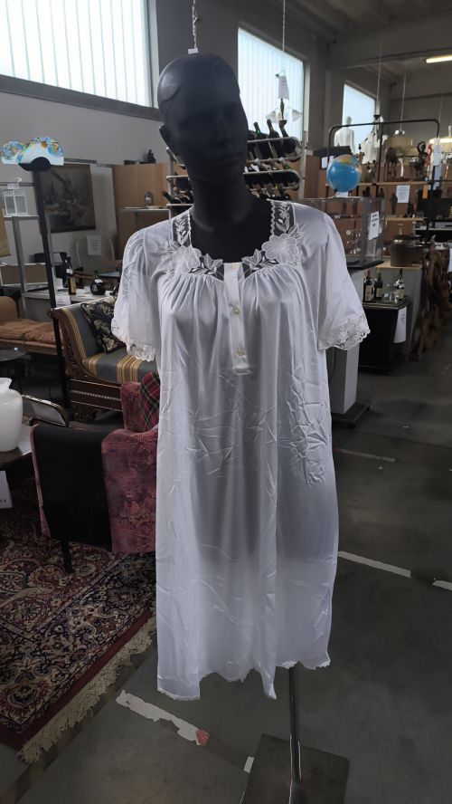 Vestaglia bianca con ricamo
