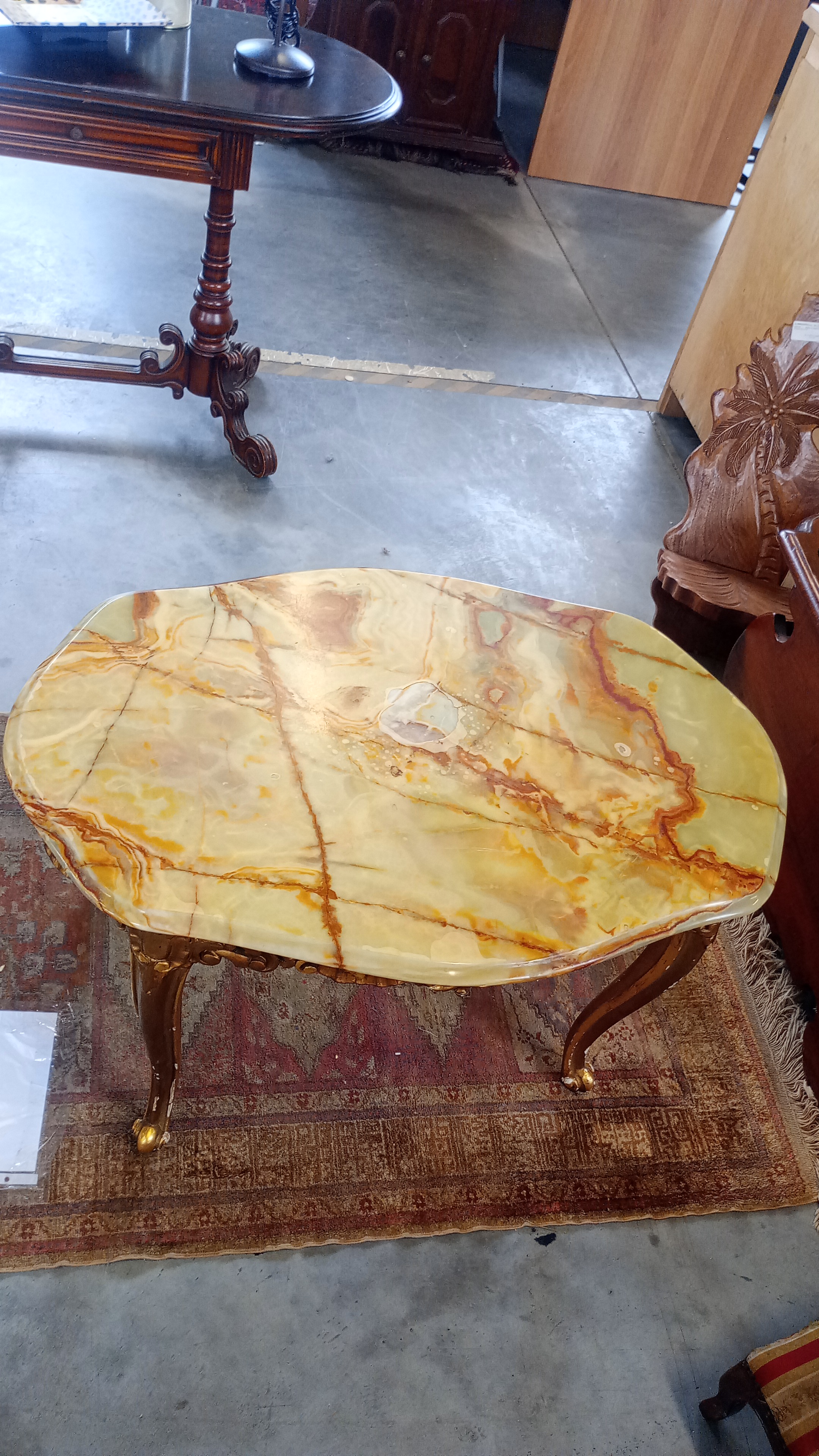 TAVOLINO DA SALOTTO IN FOLGIA D&lsquo;0R0 PIANO IN ONICE con difetti