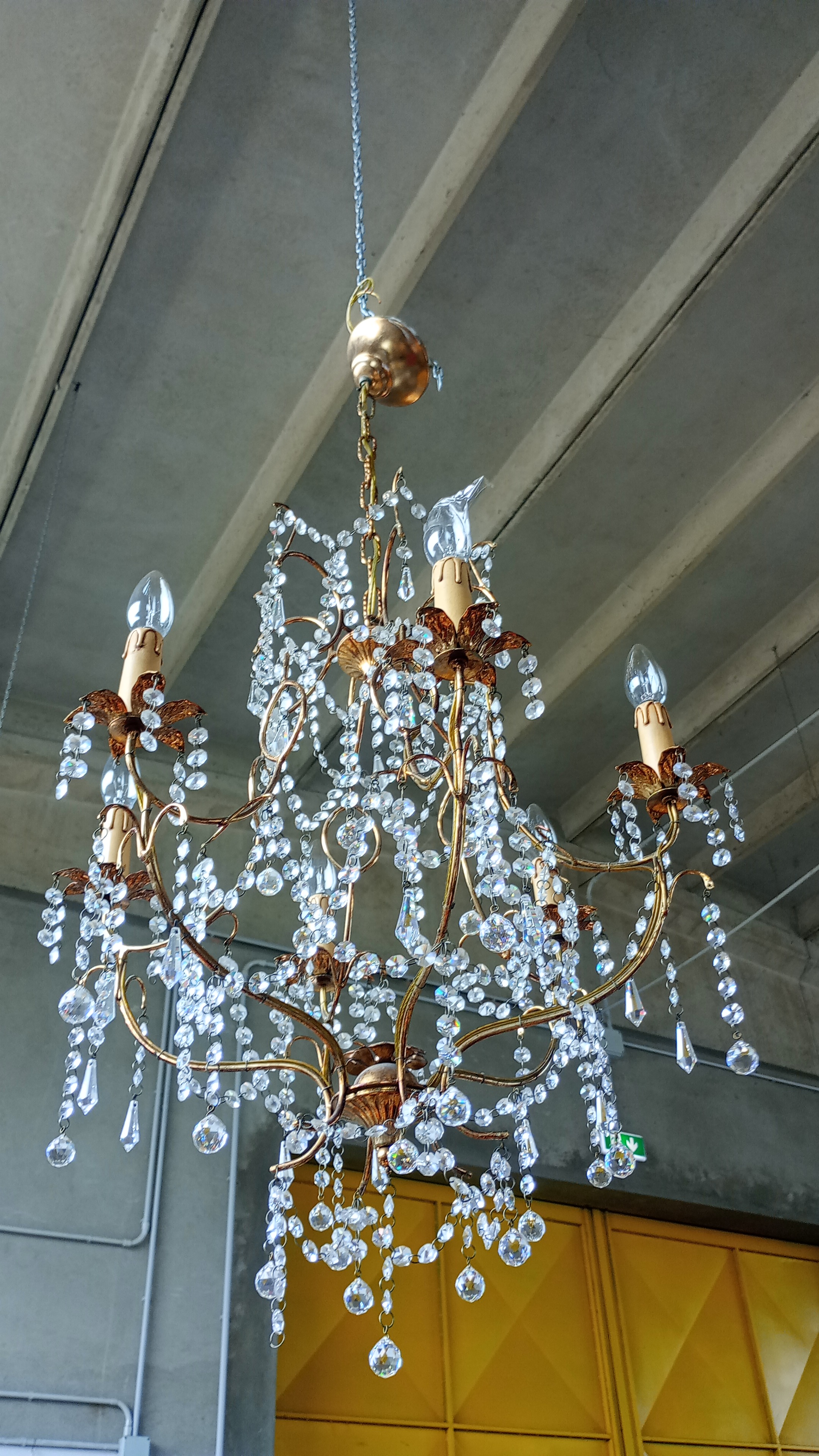  Lampadario in metallo dorato con goccie 