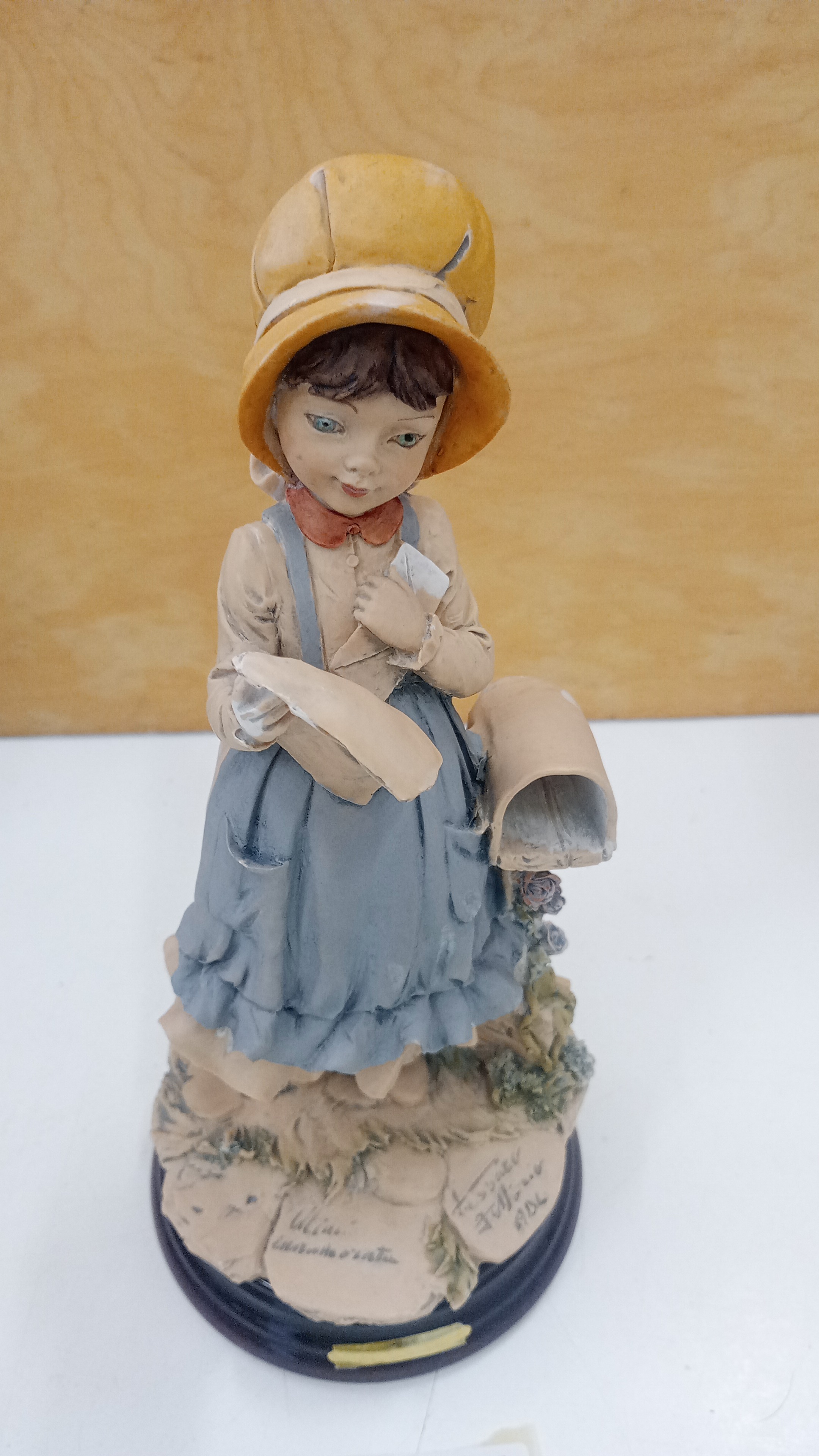  Bimba con lettera