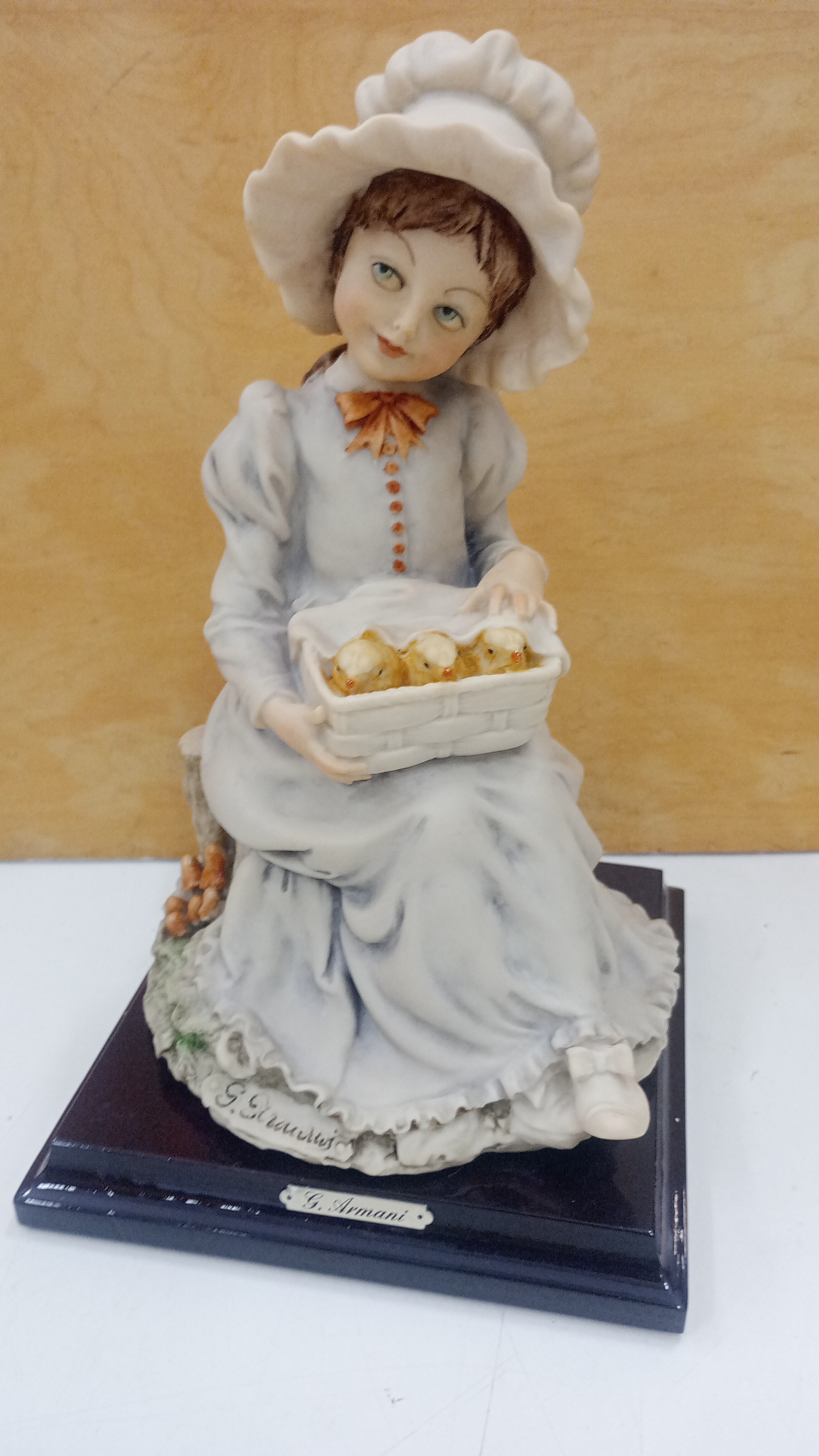  Statua bimba con pulcini Armani