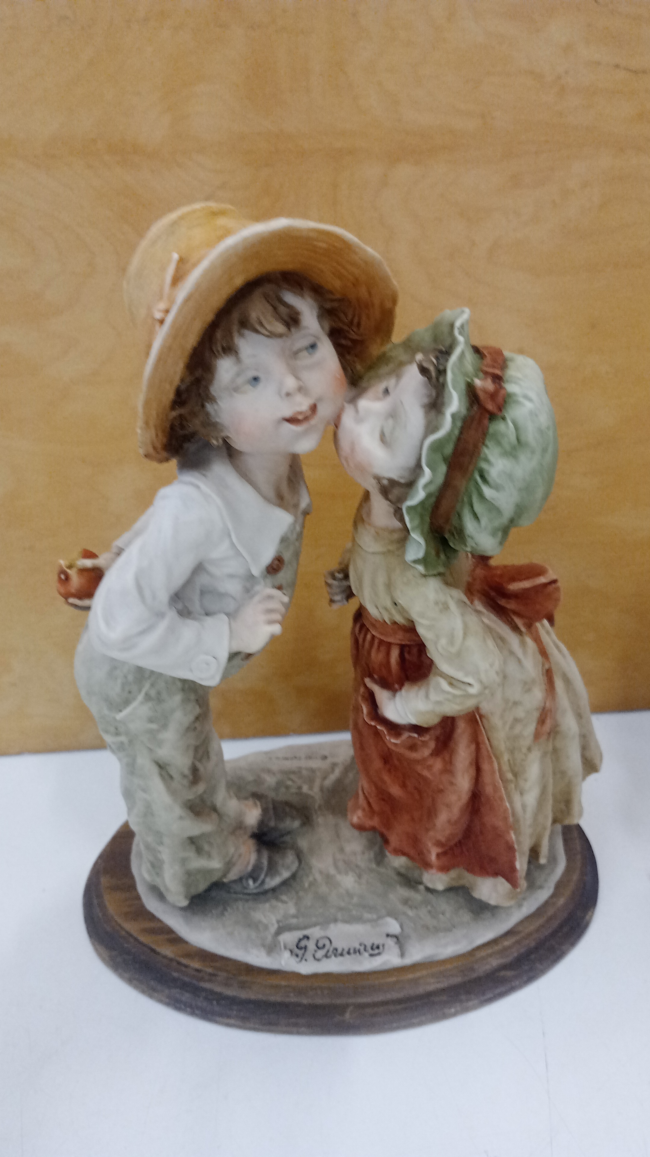  Statua bimbi che si baciano Armani