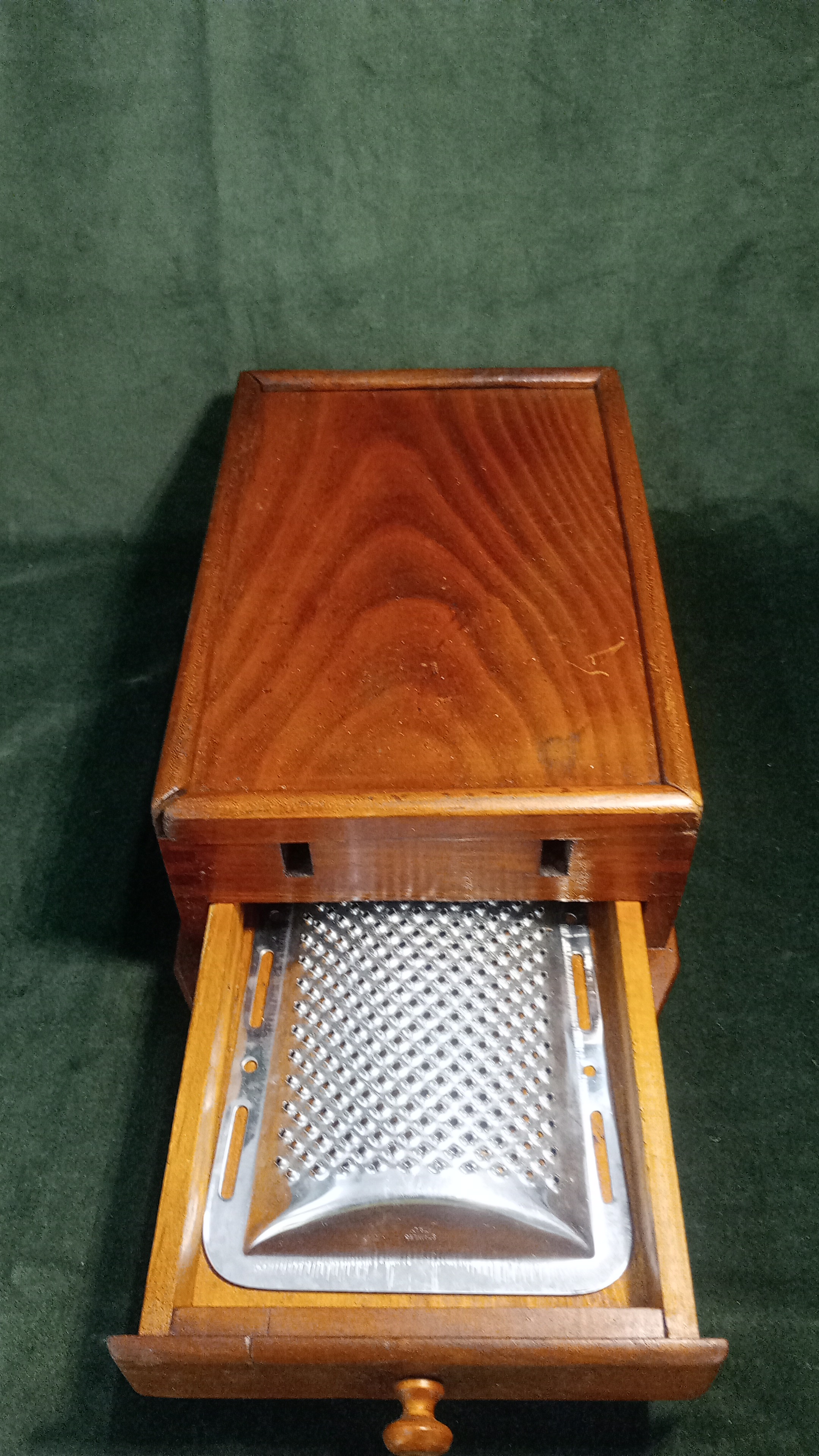  Vecchia grattugia in legno