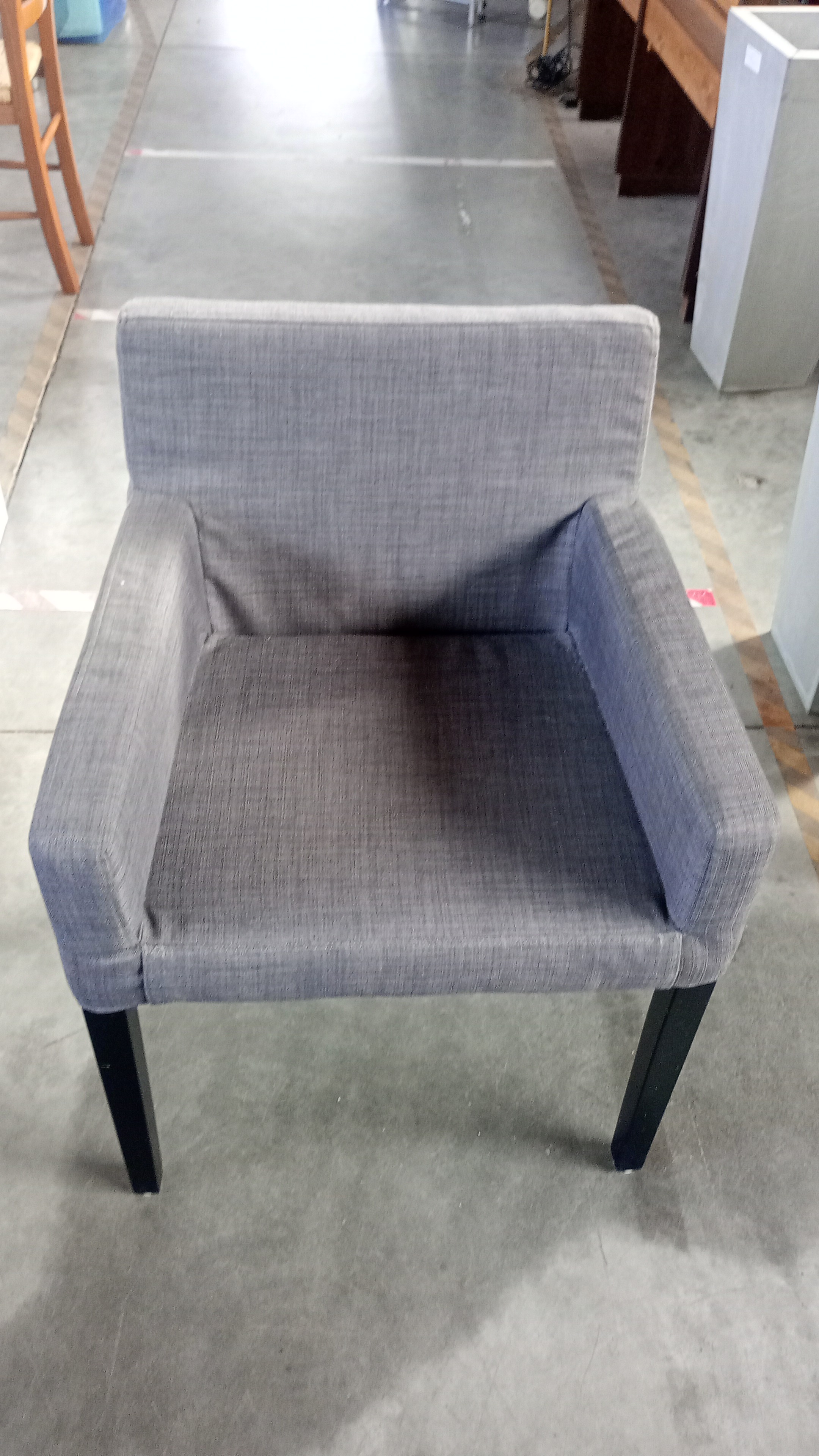 POLTRONA IN TESSUTO GRIGIO CON BRACIOLI