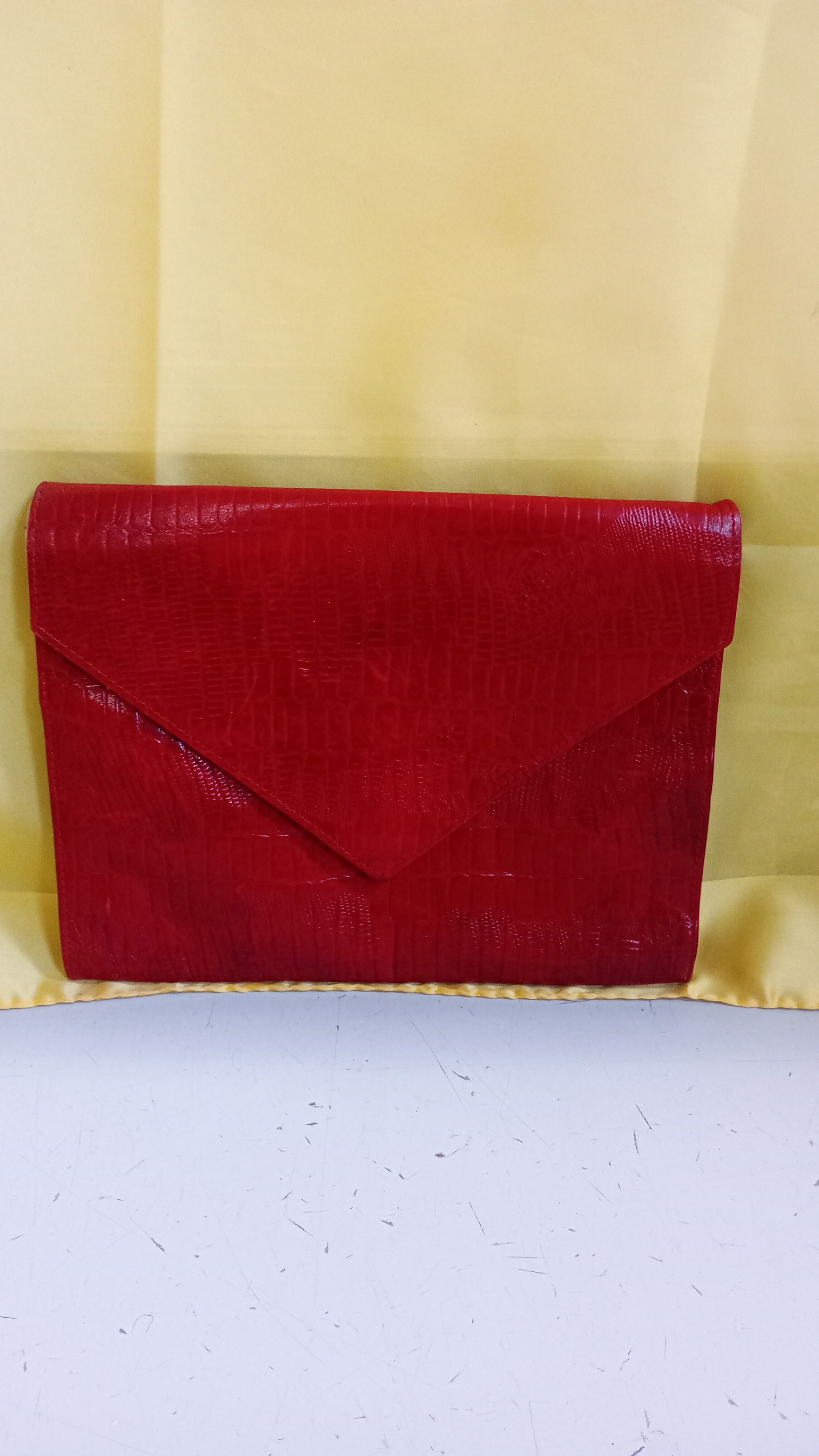 borsa rossa a bustina in pelle