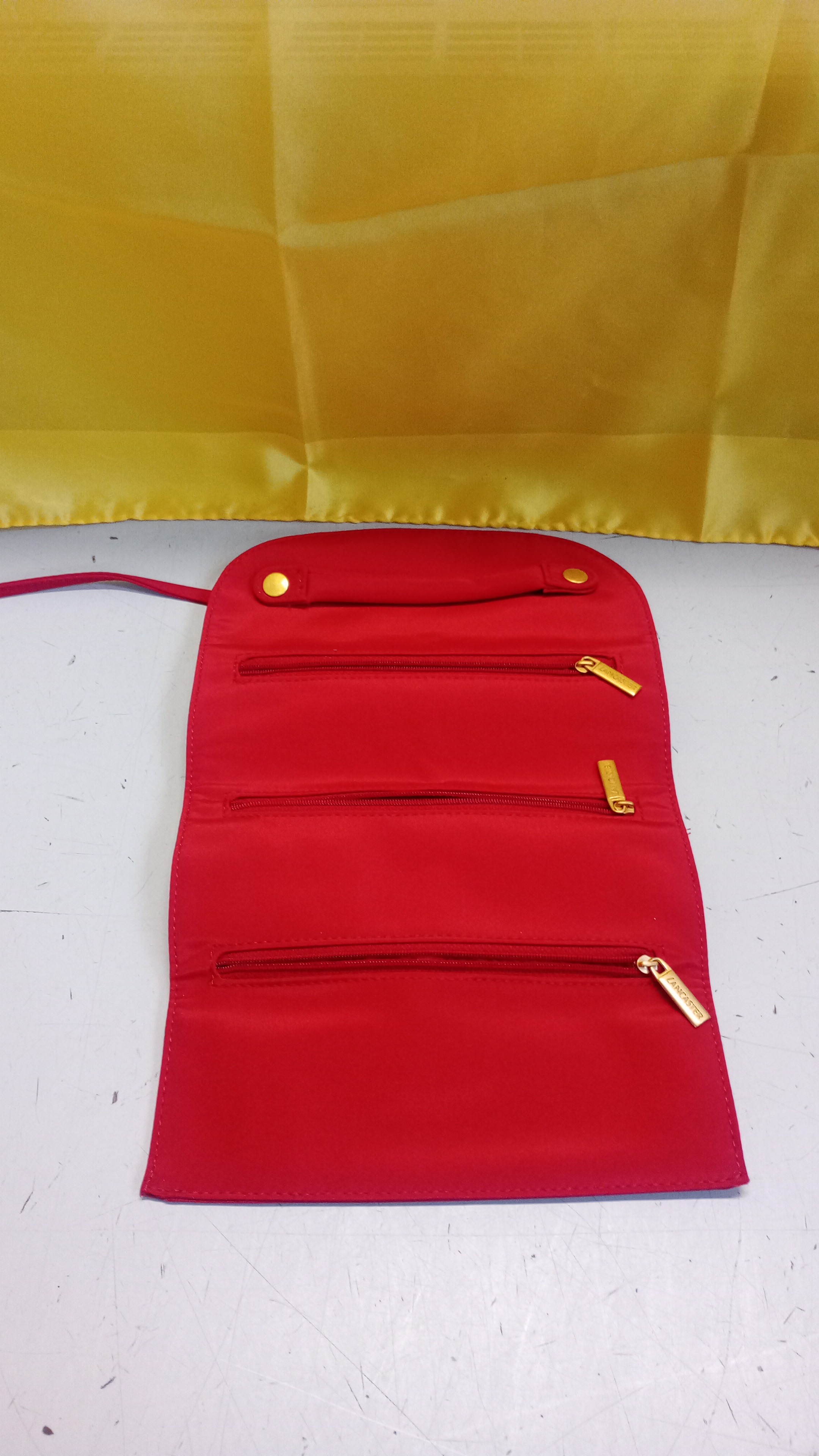 porta bigiotteria rosso