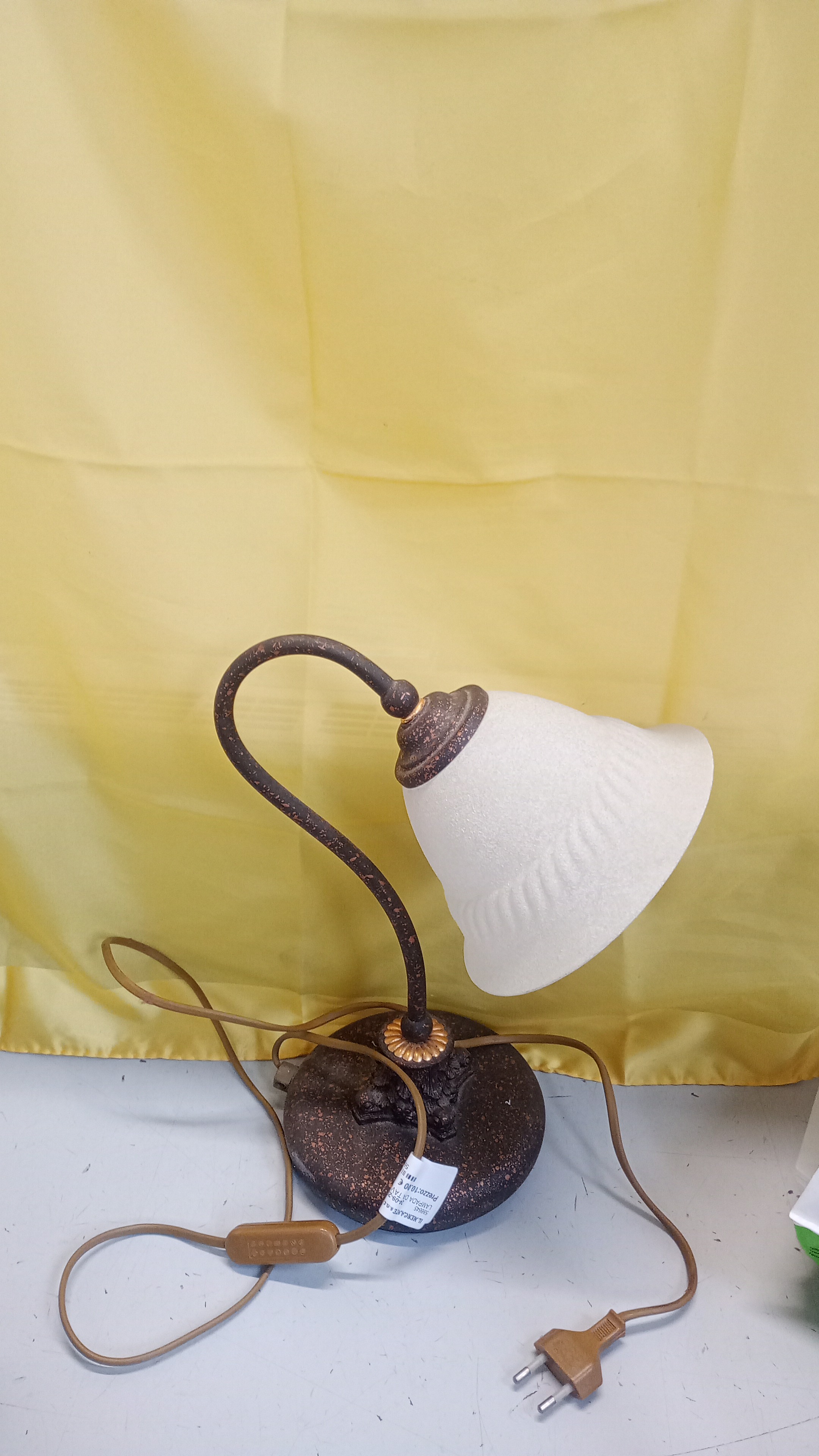 LAMPADA DA TAVOLO IN METALLO