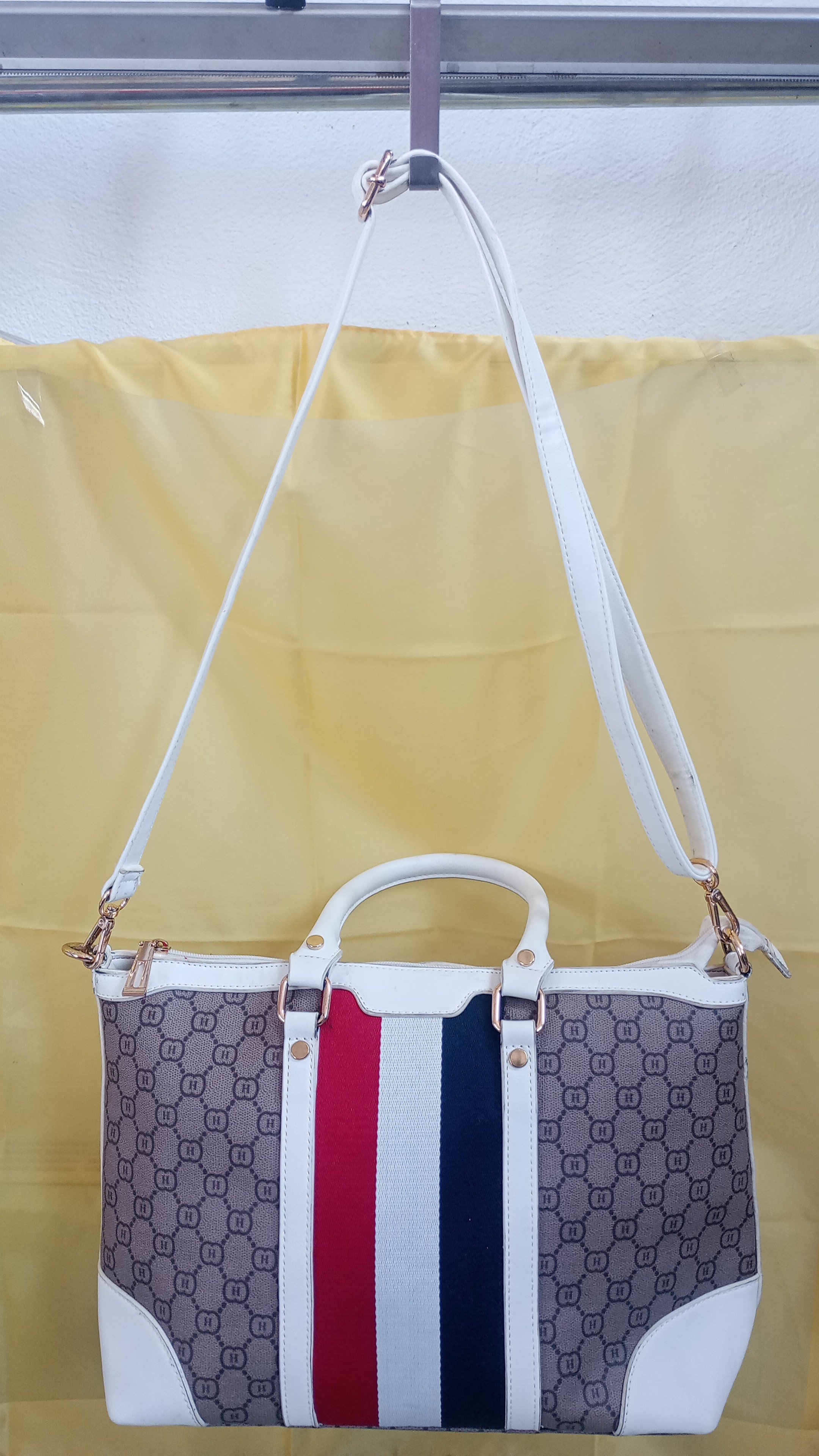 borsa bianca e marrone con righe centrali