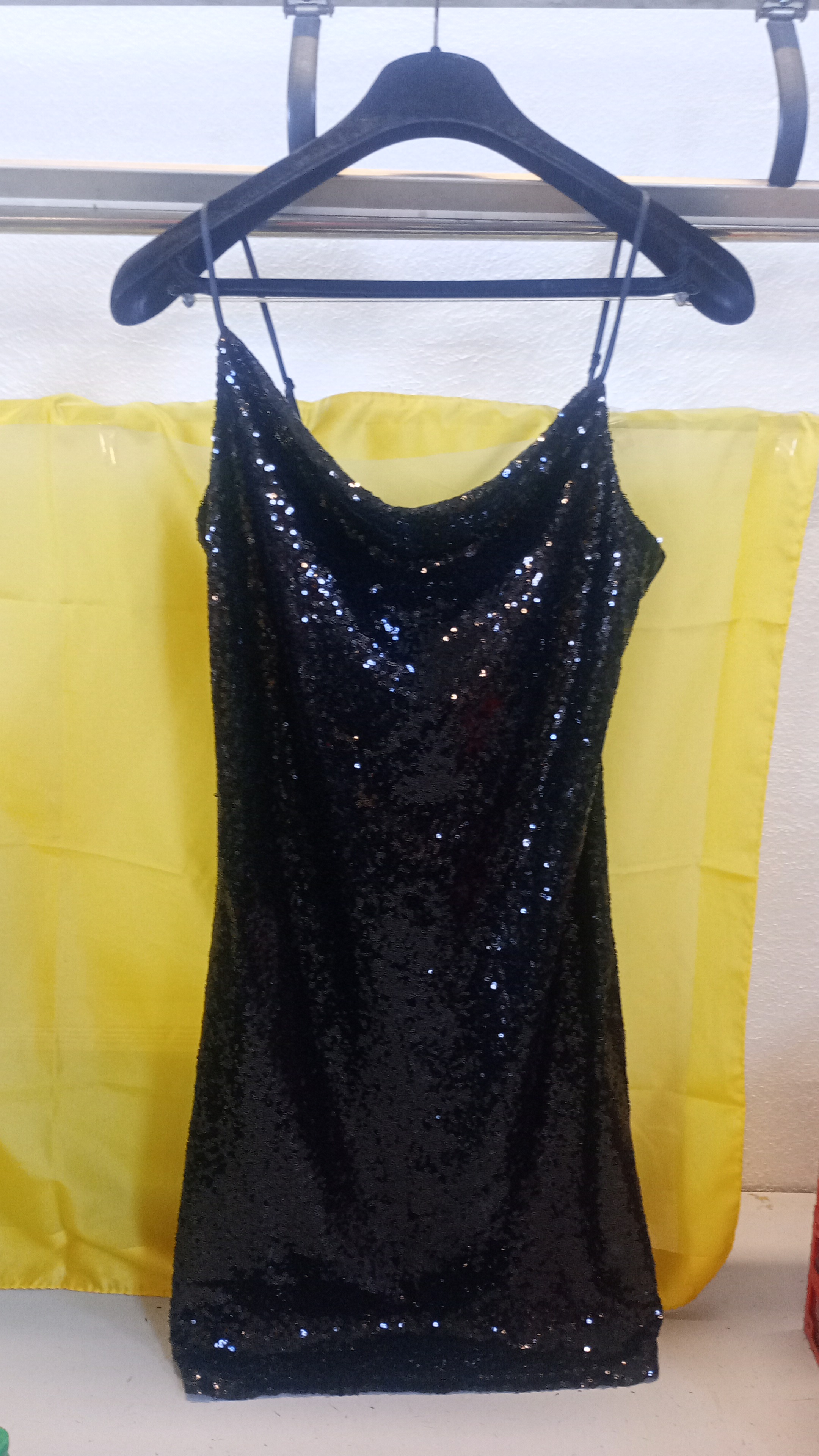  Vestito nero con paillettes