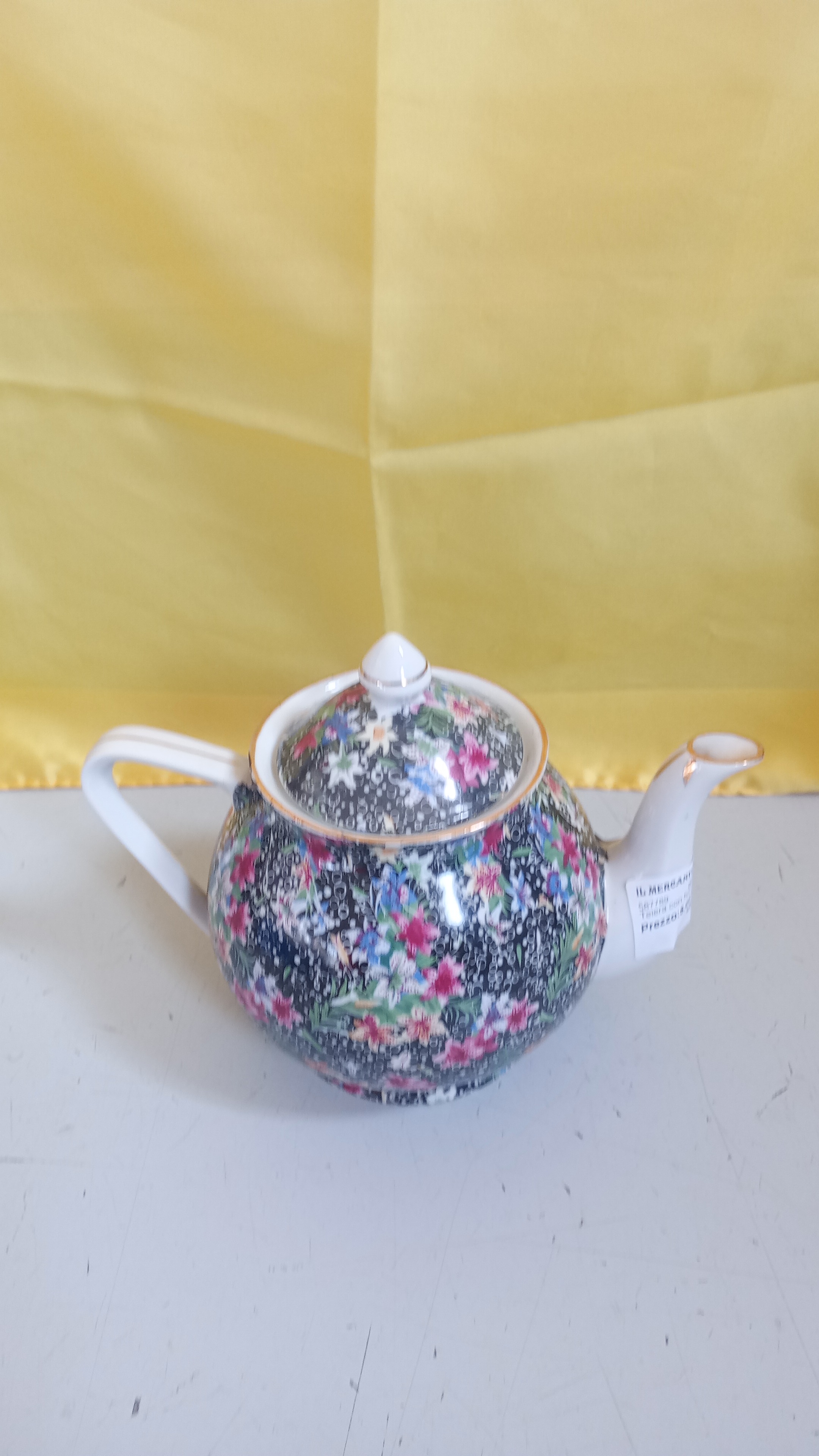  Teiera con fiori neri