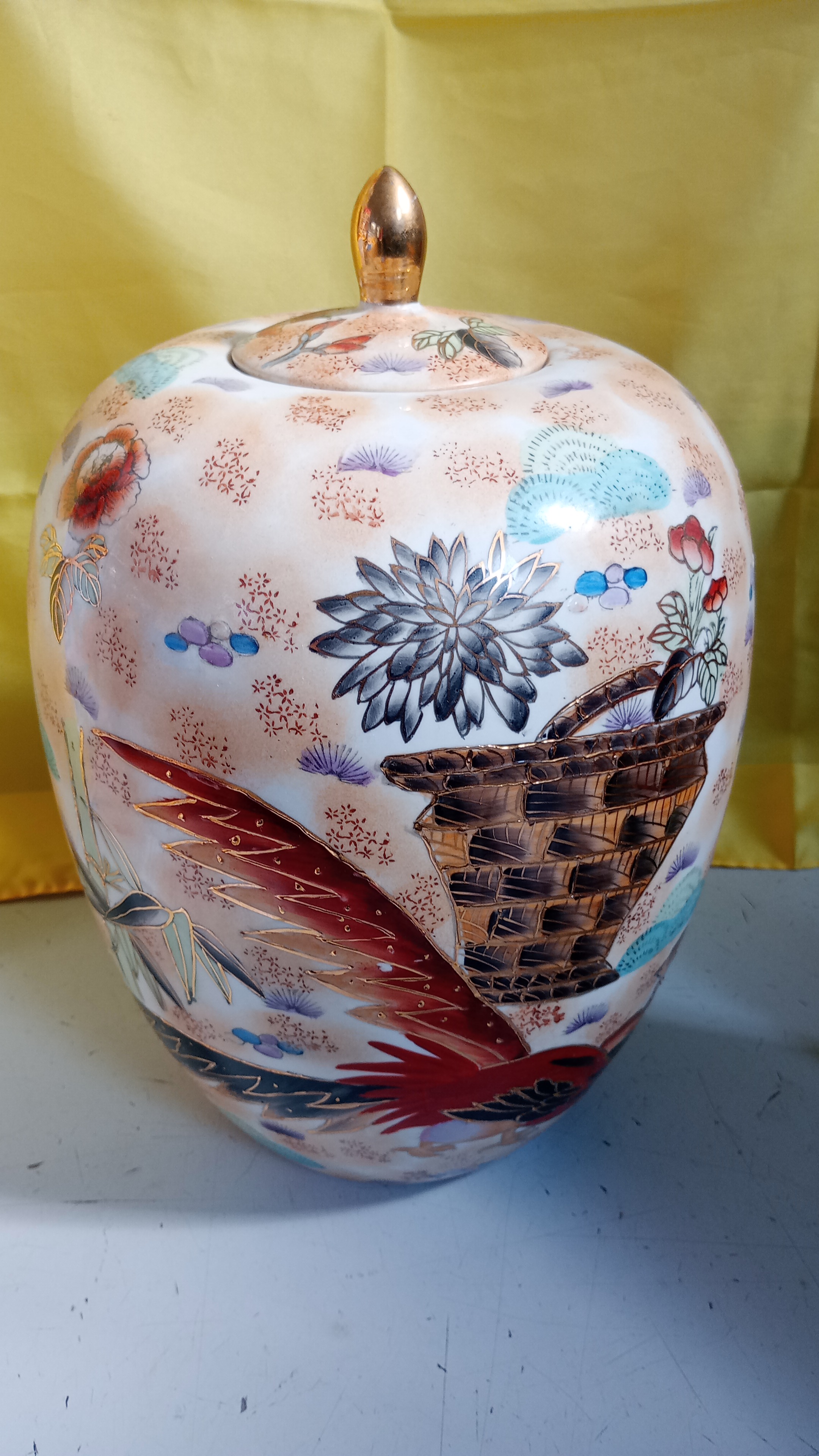 VASO ORIENTALE CON COPERCHIO
