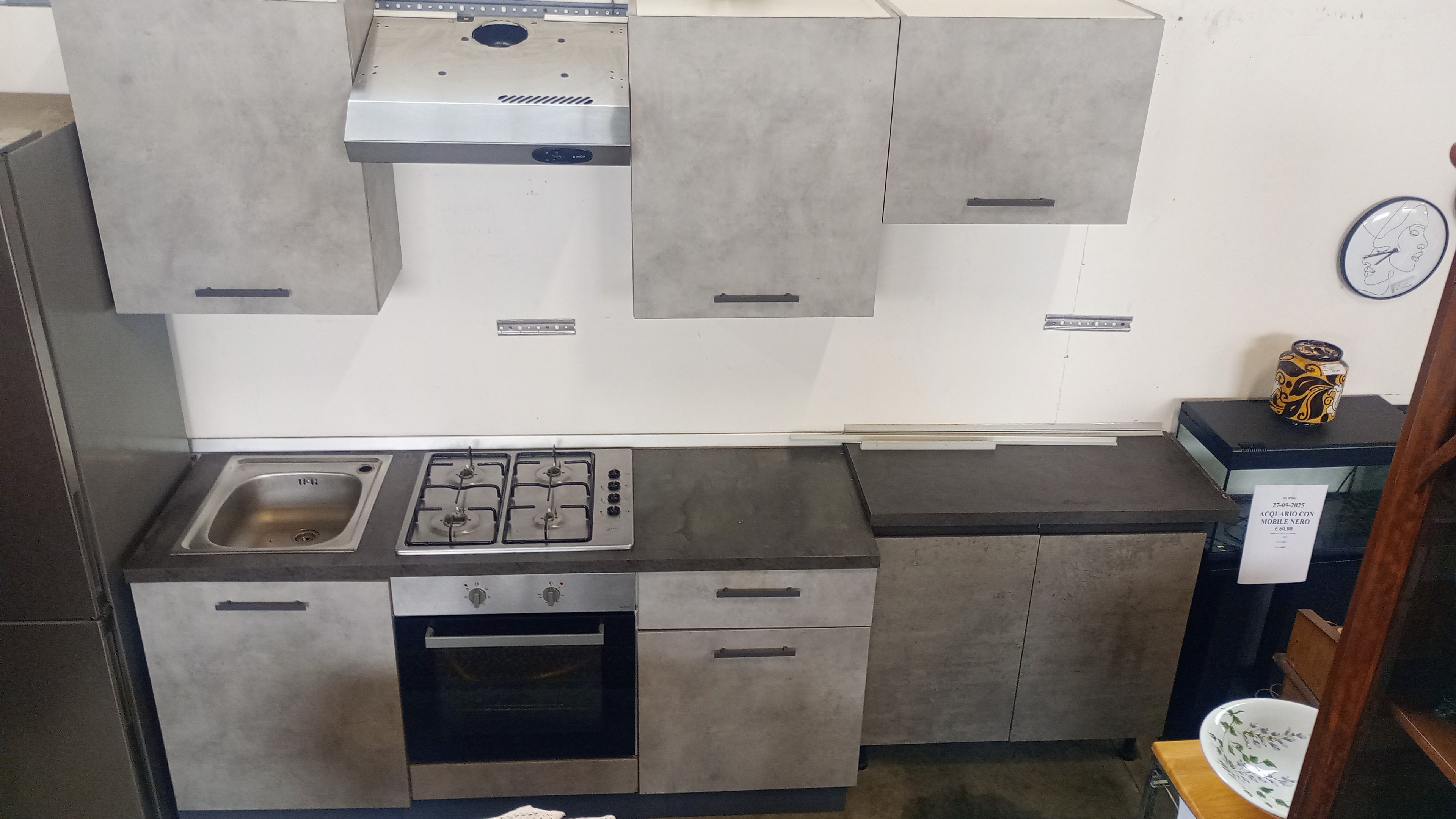 CUCINA LINEARE CON CAPPA FORNO PIANO COTTURA E LAVELLO