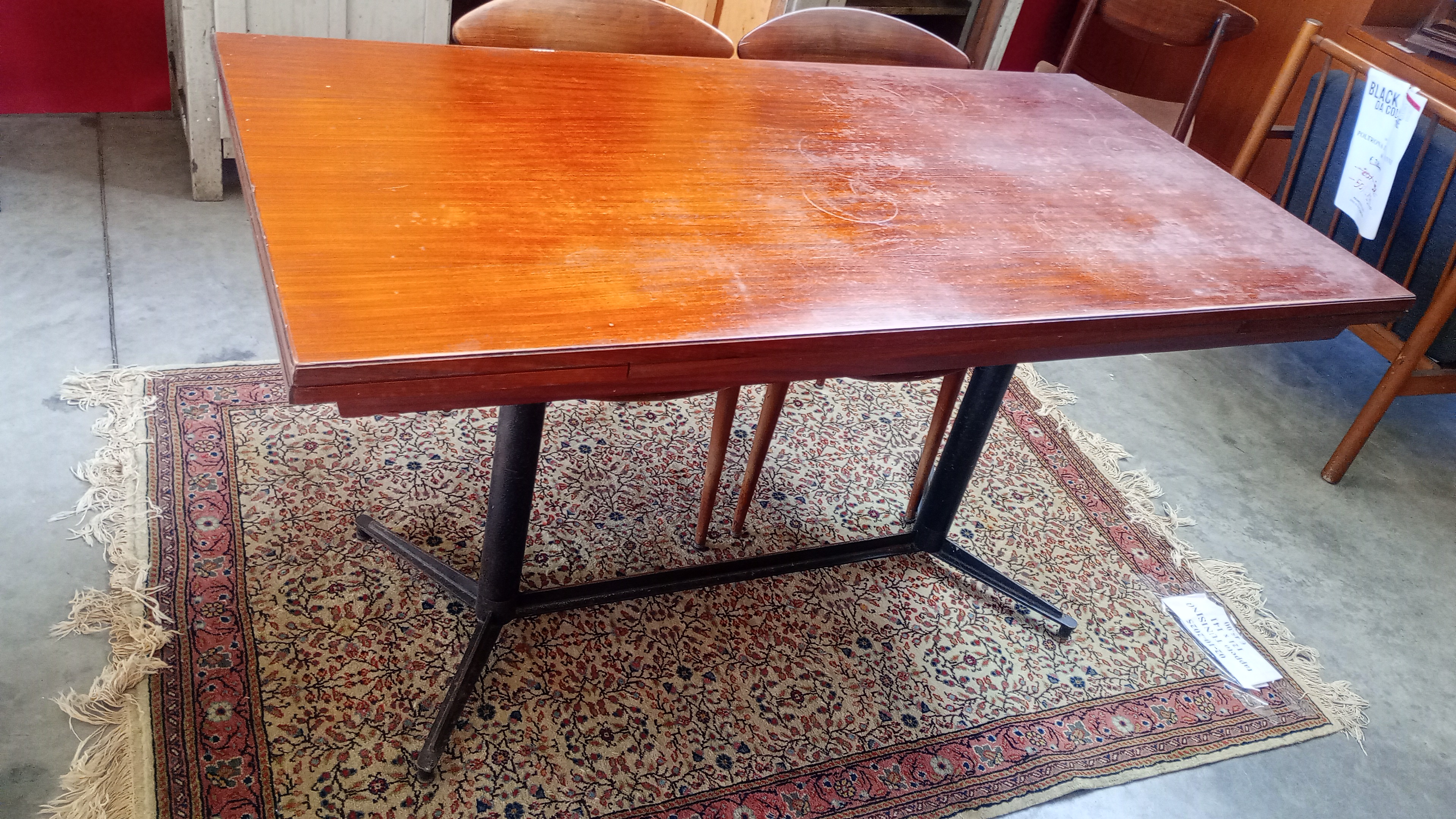 TAVOLO ALLUNGABILE ANNI 70 CON BASE IN METALLO