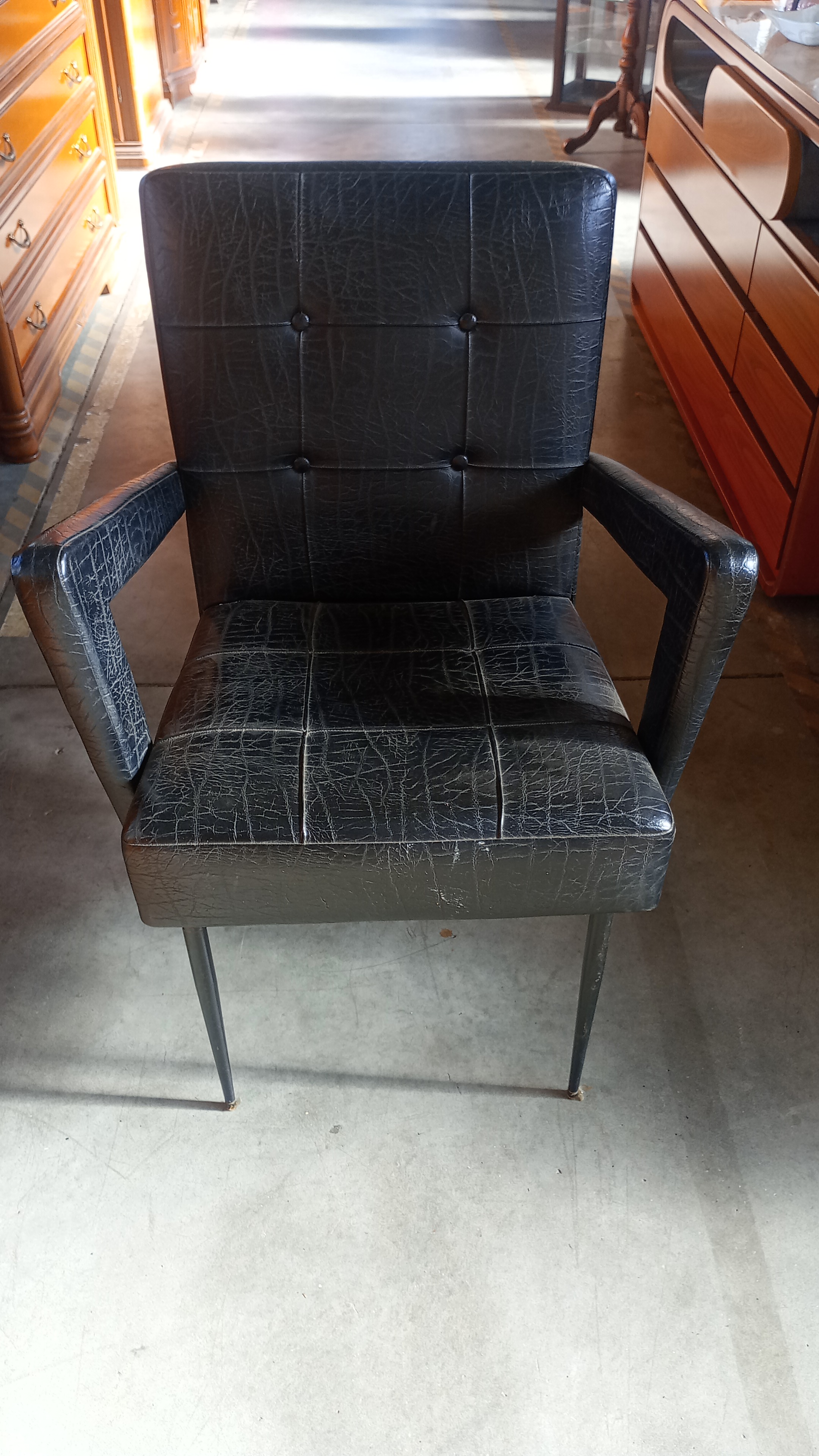 POLTRONA IN PELLE ANNI 70 segni di usura sulla seduta