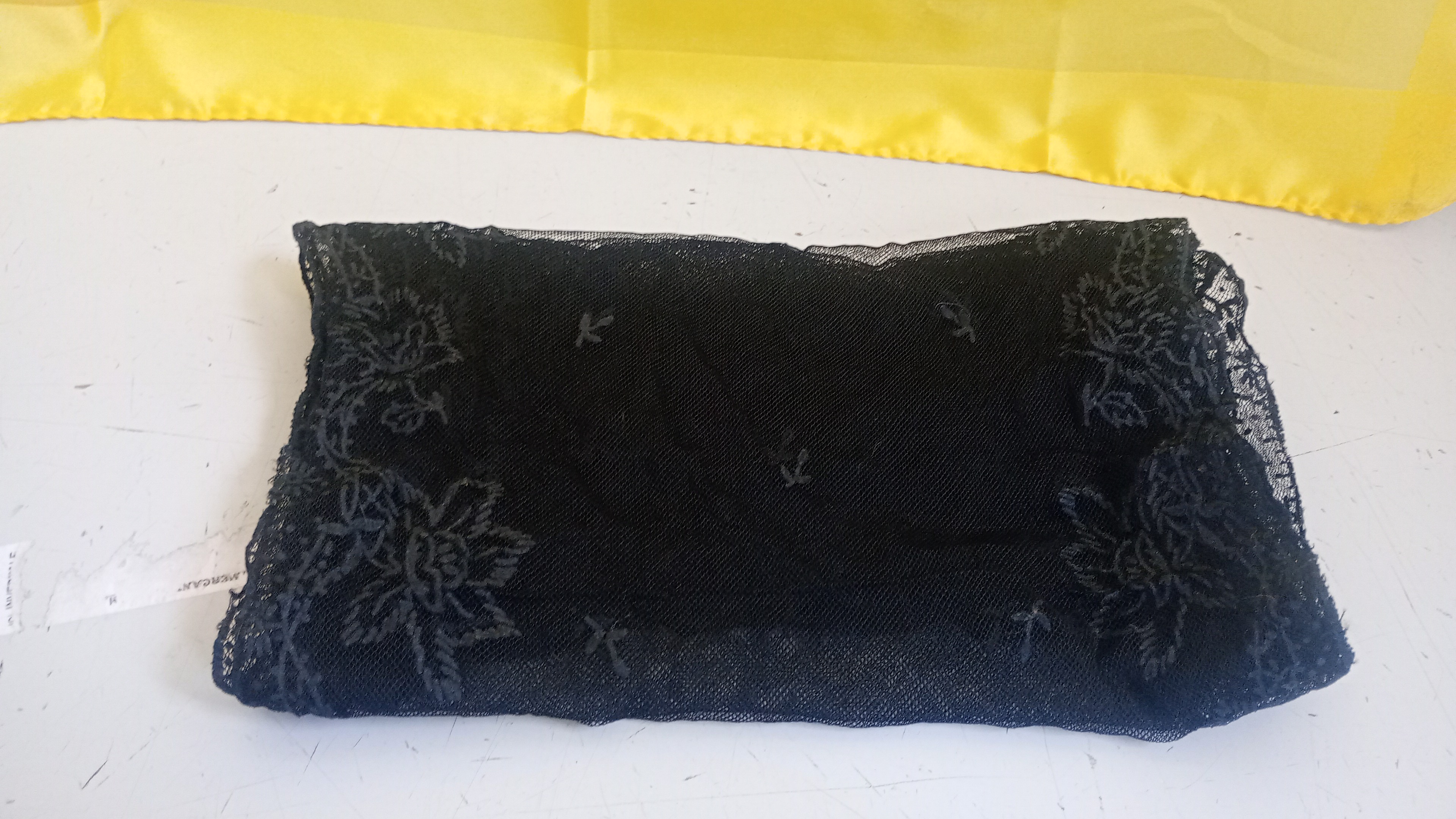 sciarpina nera ricamata