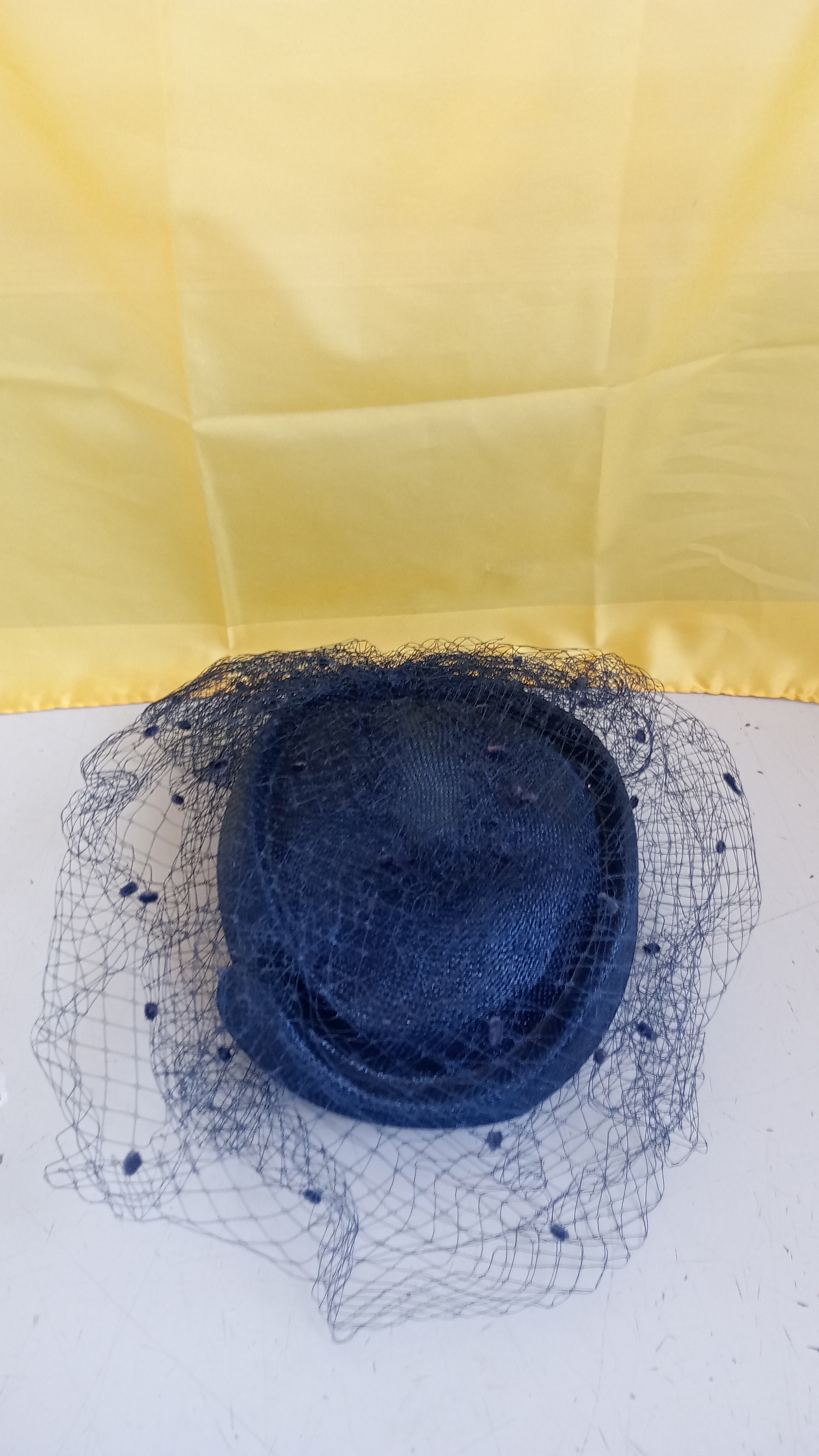 cappello blu con veletta