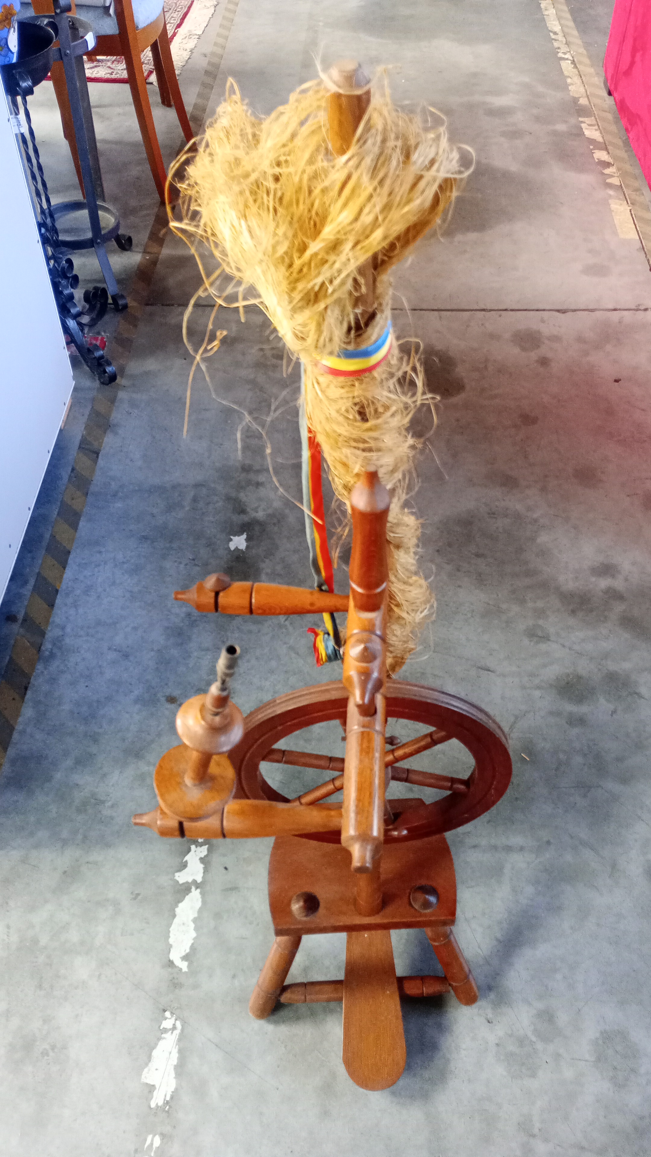 ANTICO ARCOLAIO CON TORNITURA IN LEGNO 